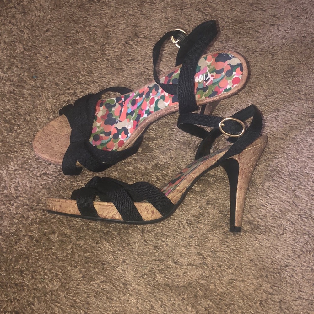 Straps heels